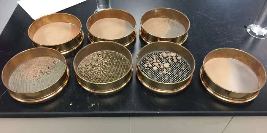 Korngrößenanalyse (Siebung + Hydrometer) in Leverkusen – Normgerechte Bestimmung der Kornverteilung